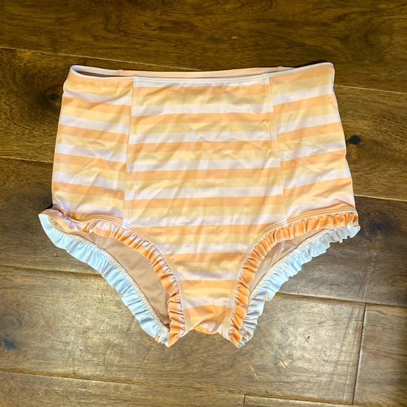 NWOT. Kortni Jeane Ruffle bottom - Picture 1 of 2